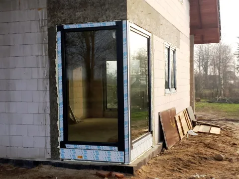 okno z poszerzeniem